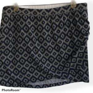 Gap skirt Size Large Black/Grey
